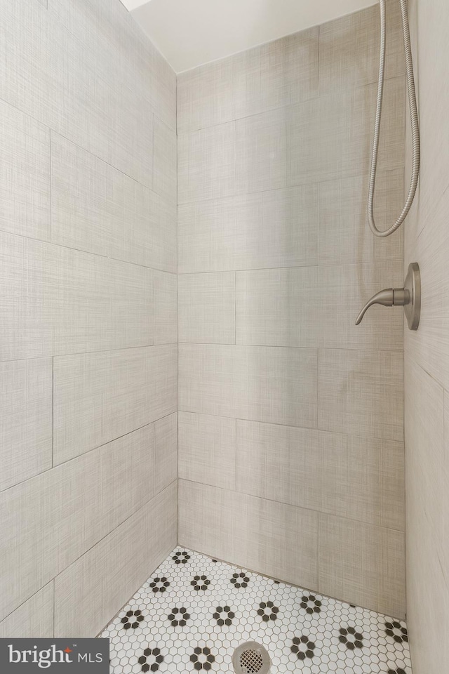 bathroom with a tile shower