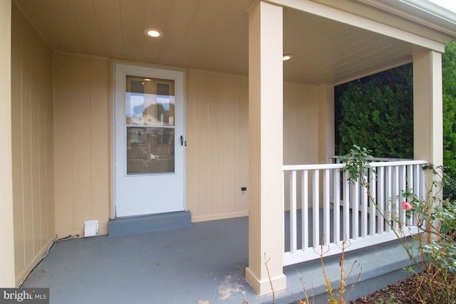 property entrance featuring a porch