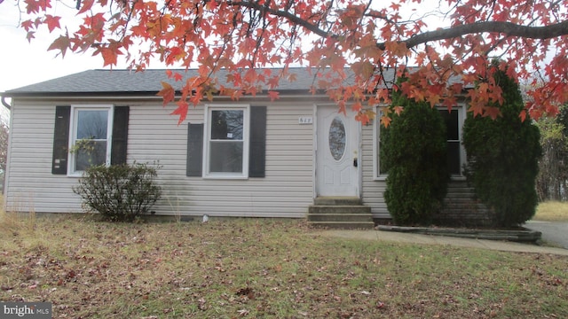 view of front of property featuring a front yard