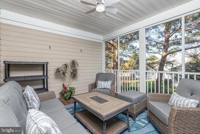 sunroom with ceiling fan