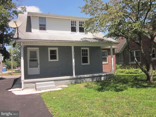 view of front facade featuring a front lawn and a porch