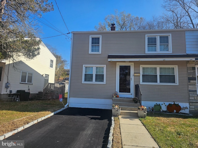 view of front of home featuring a front lawn