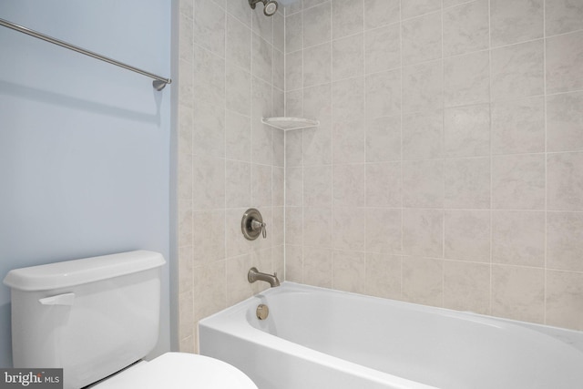 bathroom with tiled shower / bath and toilet