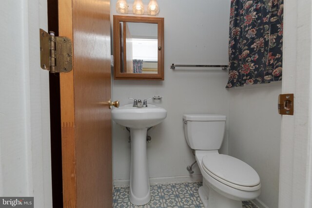 325 Great Oak Dr, Middletown, DE 19709 - half bathroom featuring toilet, baseboards, and a sink