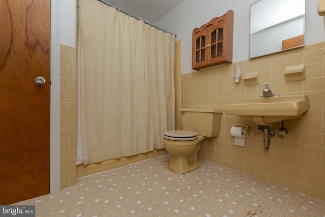 325 Great Oak Dr, Middletown, DE 19709 - bathroom featuring toilet, tile walls, and a wainscoted wall