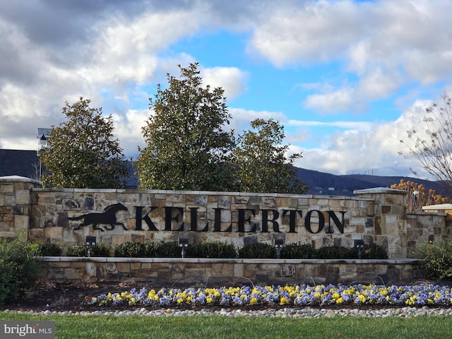 community / neighborhood sign featuring a mountain view