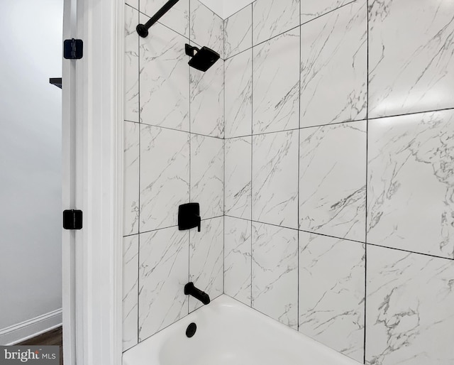 bathroom with tiled shower / bath combo