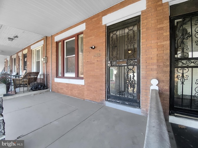 property entrance featuring covered porch