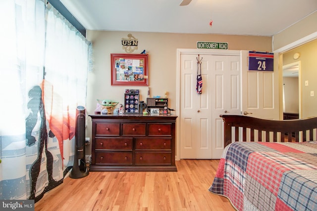 bedroom featuring light wood-type flooring, a closet, and ceiling fan