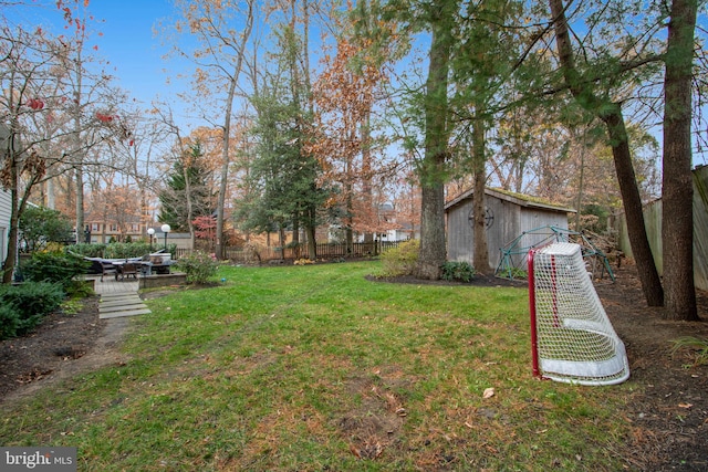 view of yard with an outbuilding