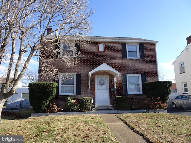 view of front facade featuring a front yard