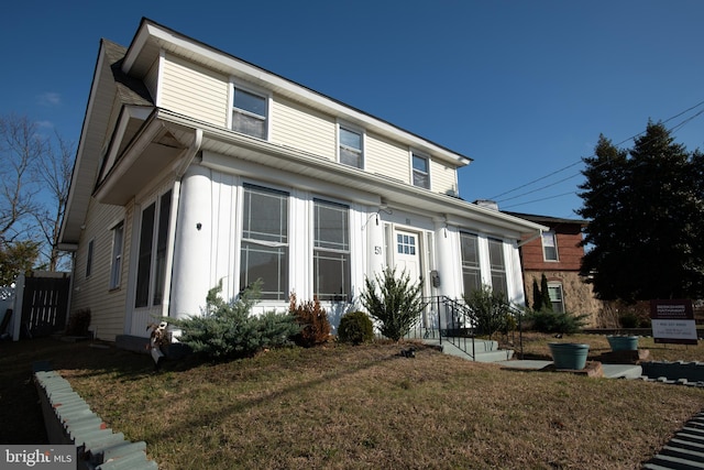 view of front of home featuring a front lawn