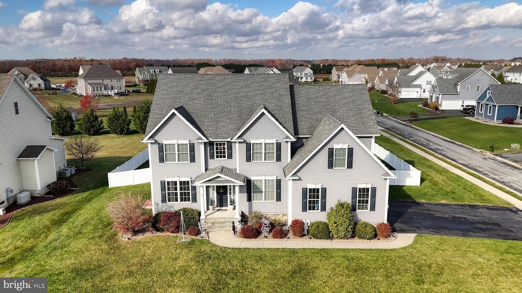 view of front of property featuring a front lawn