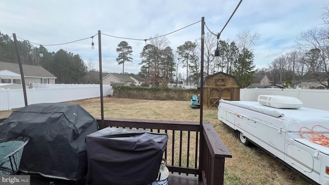 view of yard featuring a shed