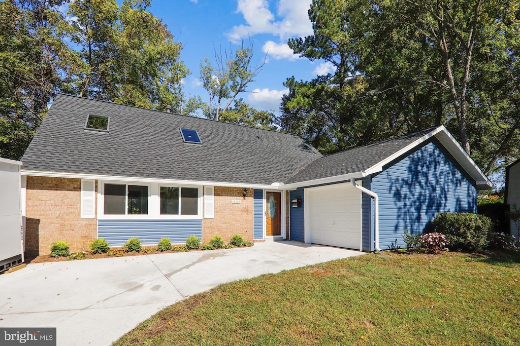 view of front of property featuring a front yard and a garage