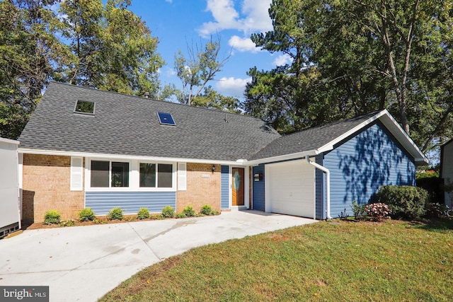 view of front of property featuring a front lawn and a garage