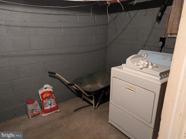 clothes washing area with washer / dryer