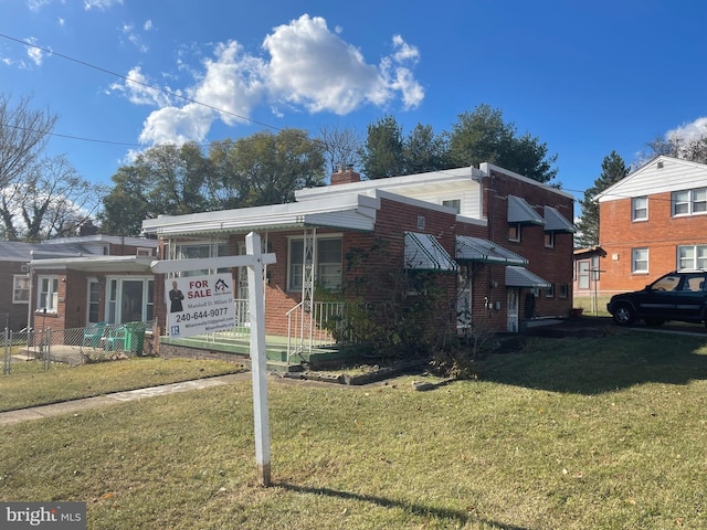 view of front of property featuring a front yard