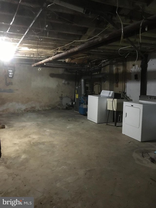 basement with sink and independent washer and dryer