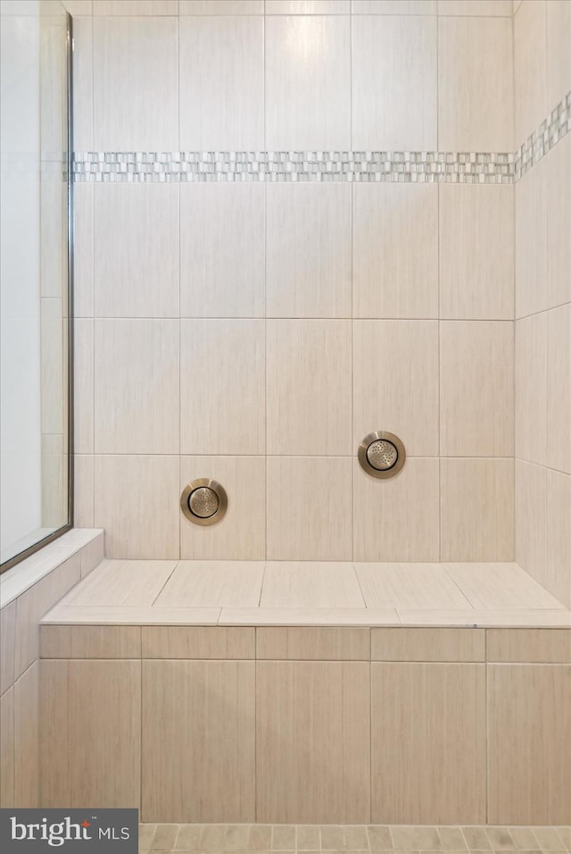 bathroom featuring a tile shower