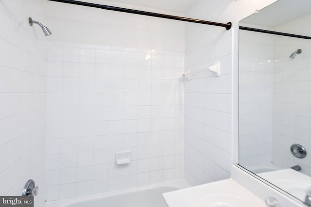 bathroom with tiled shower / bath