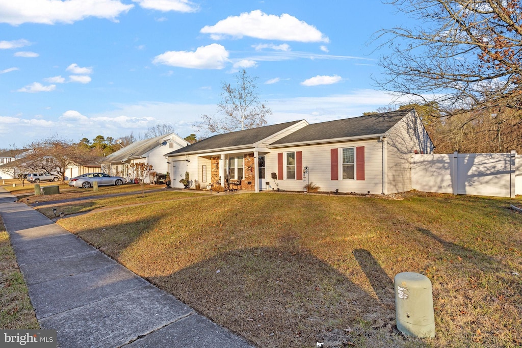 ranch-style home featuring a front lawn