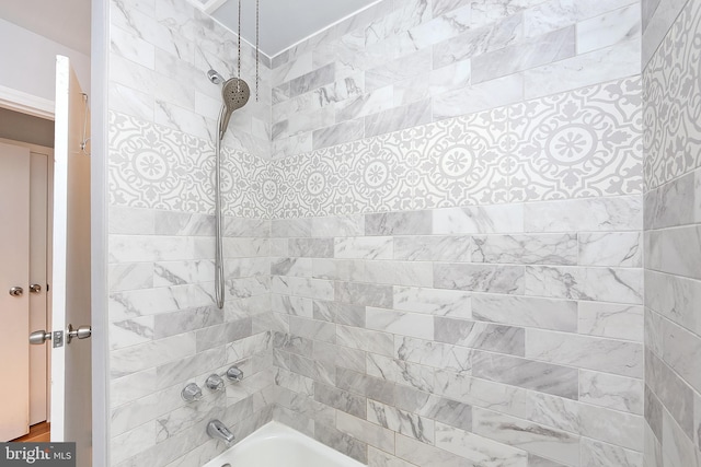 bathroom with tiled shower / bath combo