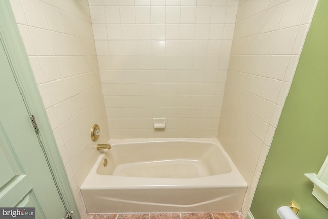 bathroom with tiled shower / bath