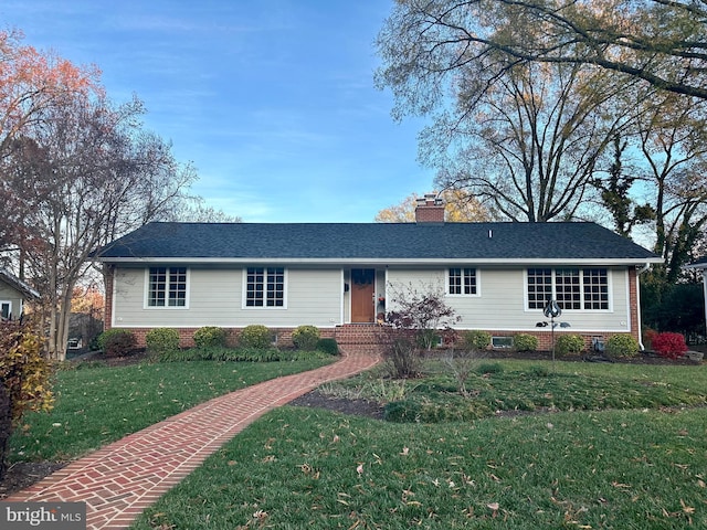 ranch-style house featuring a front yard