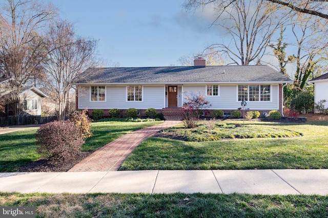 ranch-style home featuring a front lawn