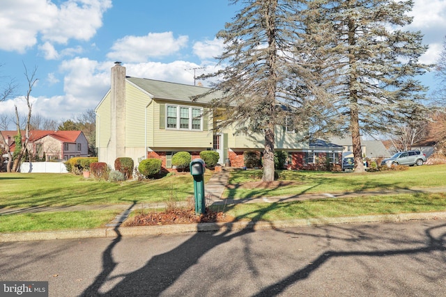 view of front facade featuring a front yard