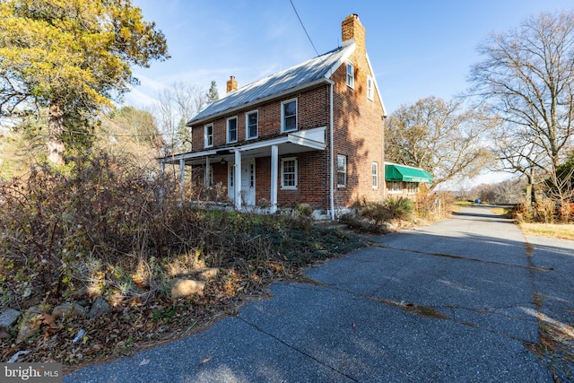 colonial house featuring covered porch