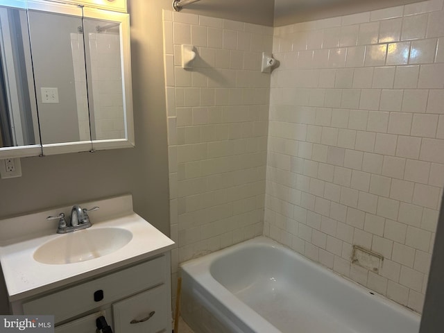 bathroom with vanity and tiled shower / bath