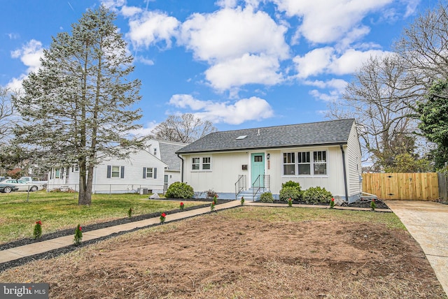 view of front of property featuring a front yard