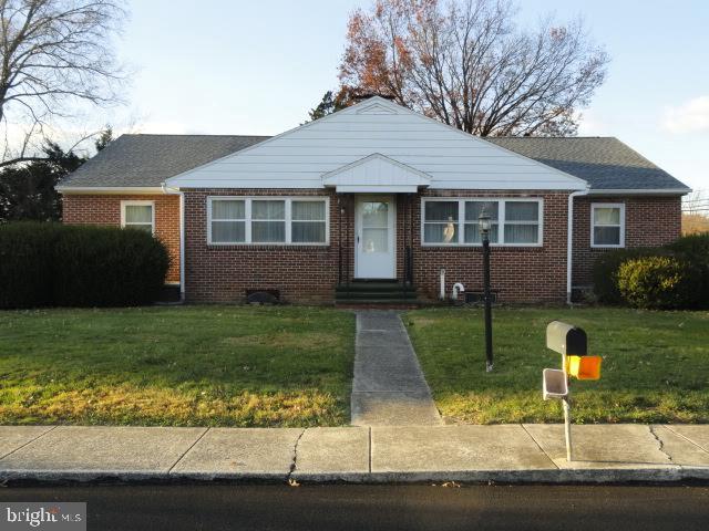 view of front facade featuring a front yard