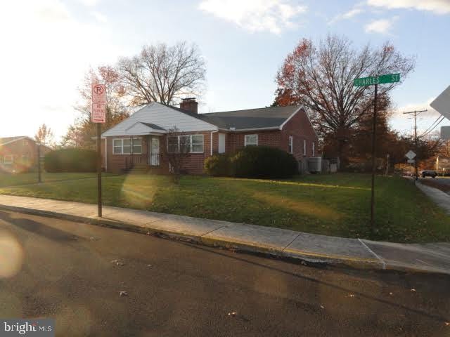 view of front facade featuring a front lawn