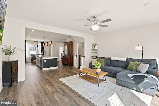 living room with recessed lighting, dark wood-style flooring, ceiling fan, and baseboards