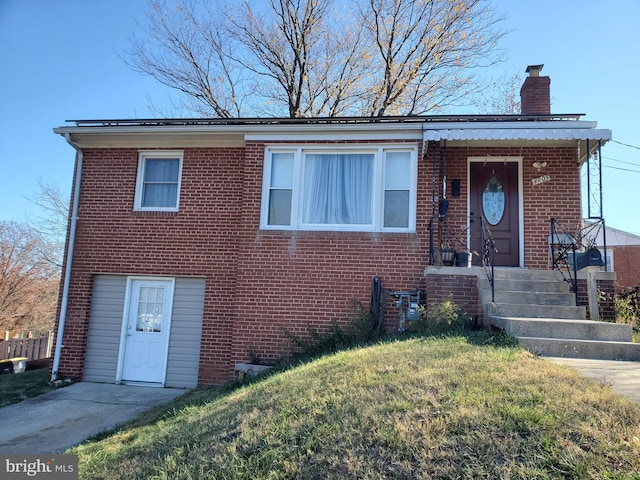 view of front of home featuring a front yard