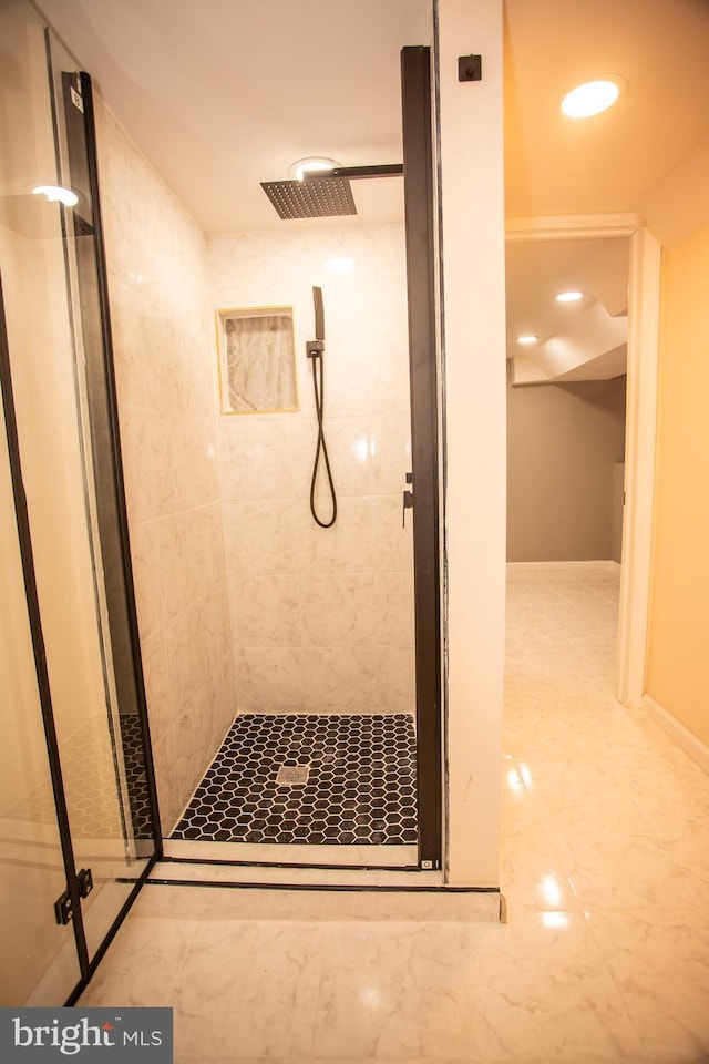 bathroom featuring tiled shower