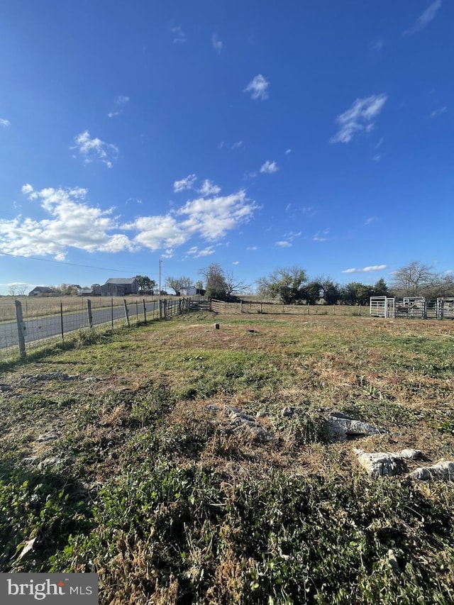 view of yard featuring a rural view