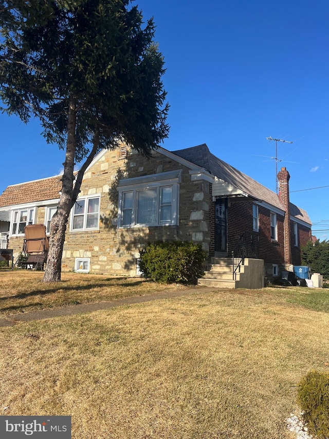 view of front of property featuring a front yard