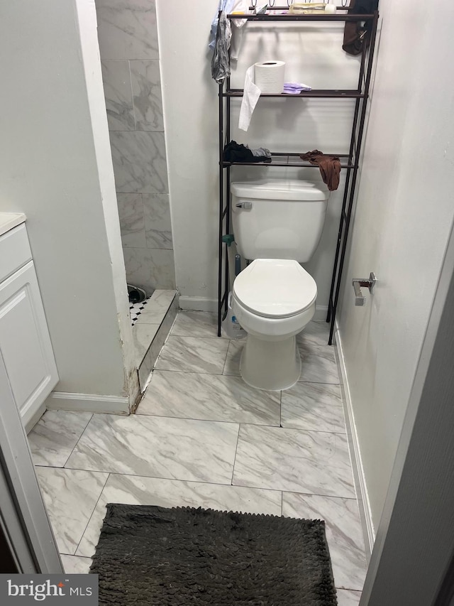 bathroom with a shower, vanity, and toilet