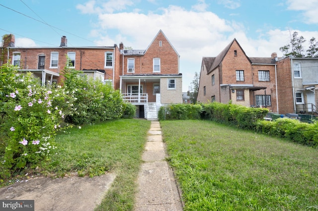 view of front of property featuring a front lawn