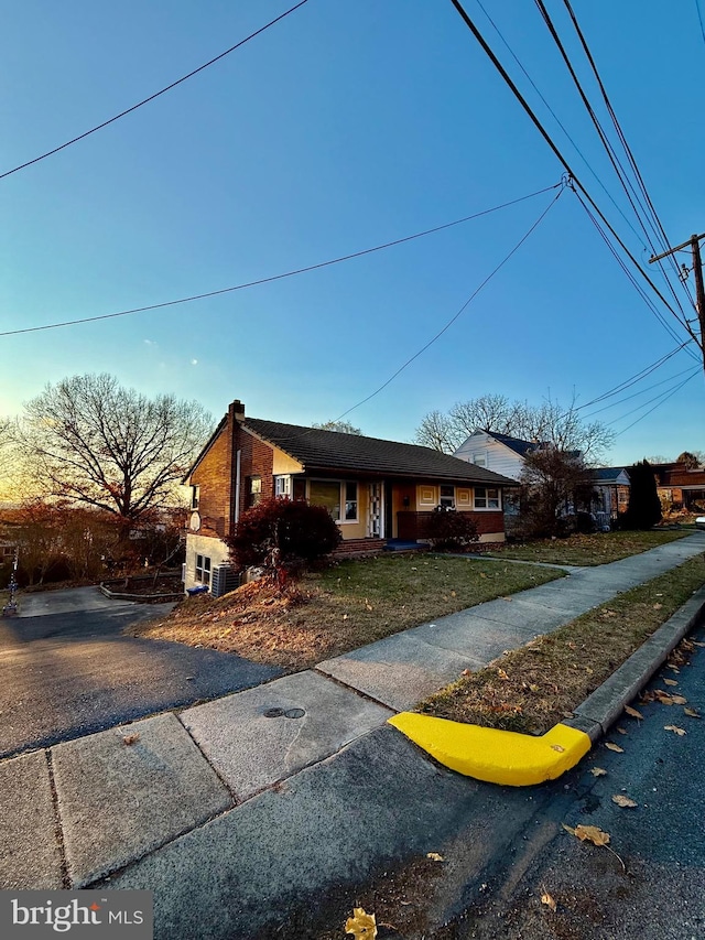 view of front facade with a front lawn