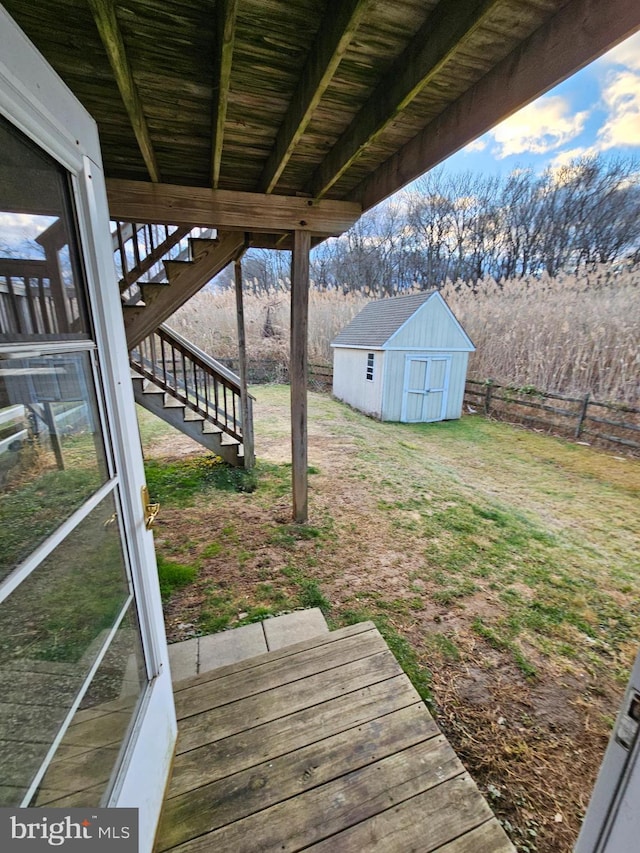 view of yard featuring a storage unit