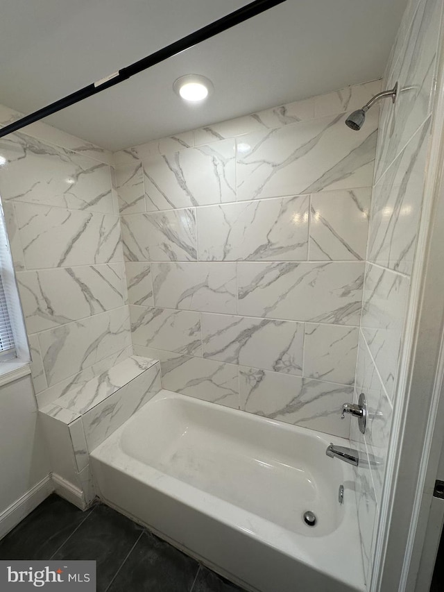 bathroom with tiled shower / bath