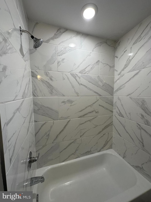 bathroom featuring tiled shower / bath combo