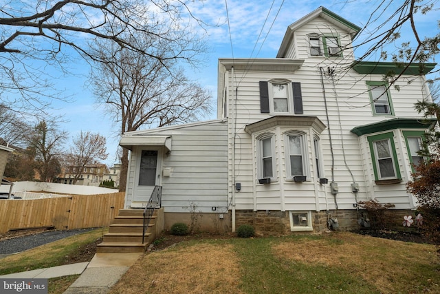 view of front of property with a front yard