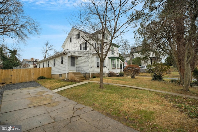 view of front of property featuring a front lawn