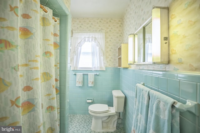 bathroom with curtained shower and toilet